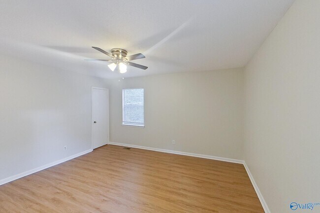 Building Photo - 5169 Beacon Dr