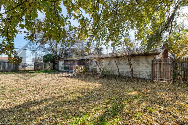 Building Photo - 220 E 44th St S