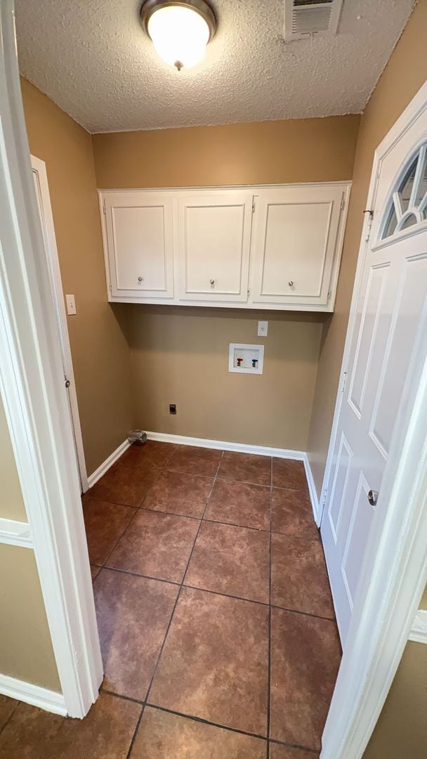 Building Photo - Comfy 3 bedroom 2 bath home