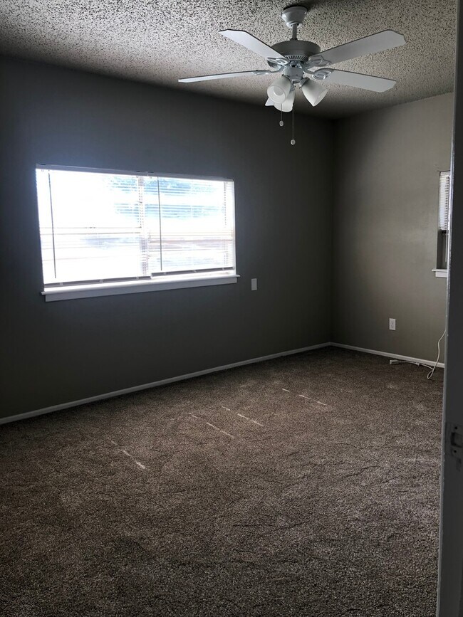Building Photo - 109 N Uvalde Ave
