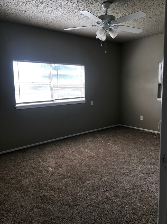 Building Photo - Cute 3 bed 1 bath Home Available June 1st,...