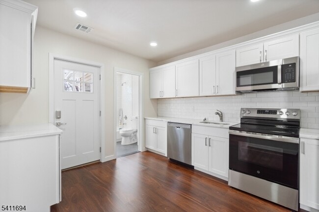 Building Photo - 824 George St