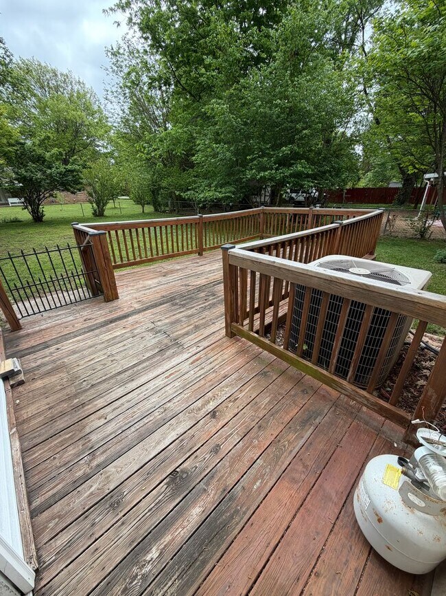 Building Photo - 3 Bedroom | 1 Bathroom | 2 Car Garage | Springfield MO!