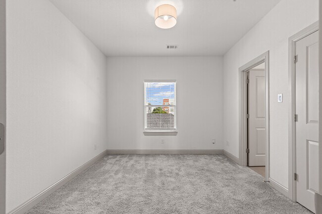 Building Photo - 3136 Wayside Ave