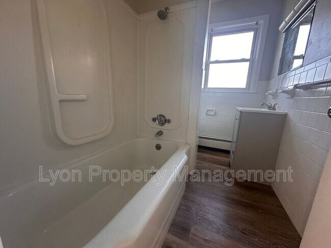 Building Photo - 9 Church St