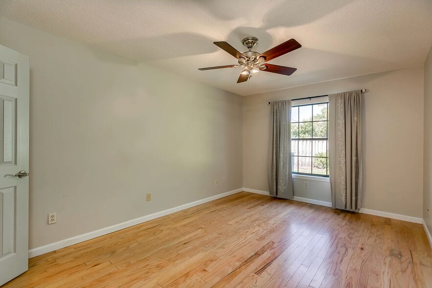 2nd Bedroom - 4430 Autumn River Rd E