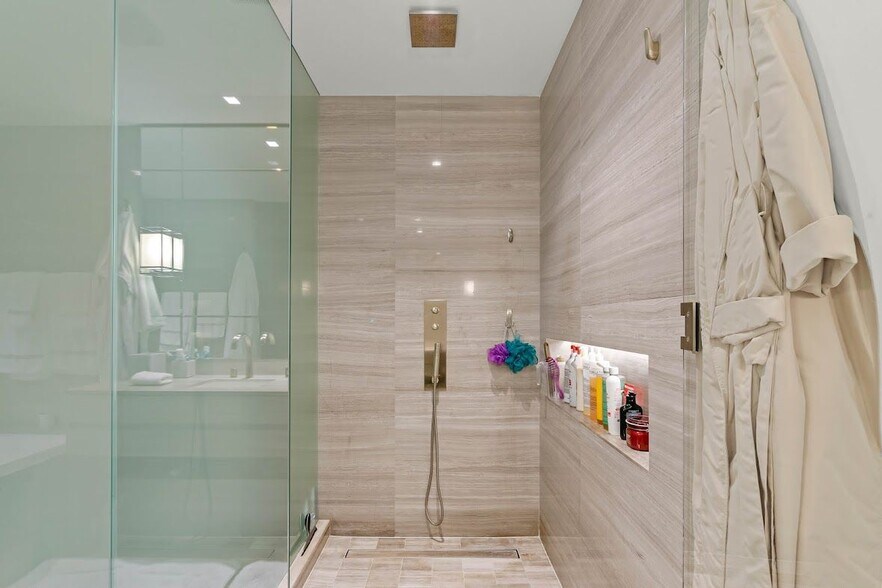 Building Photo - 18975 Collins Ave