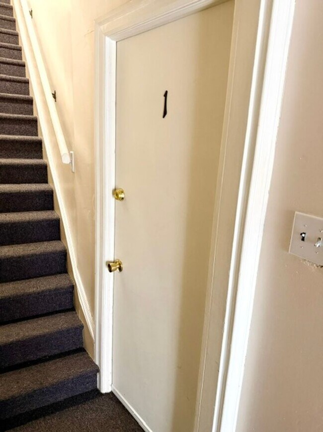 Building Photo - Convenient 1 Bedroom / 1 Bath First Floor Apartment