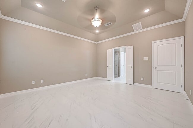 Building Photo - 421 N Amherst Dr