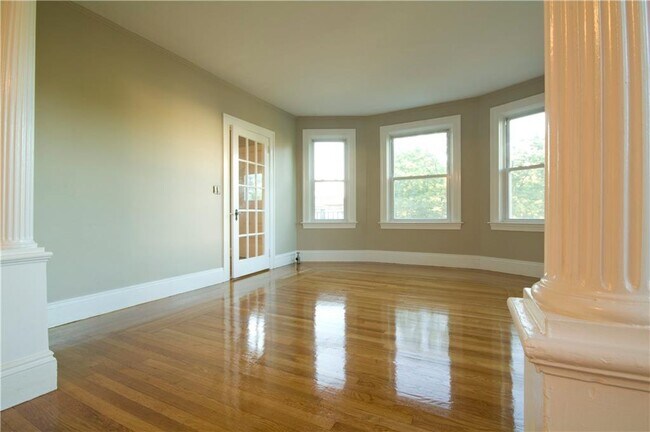 Building Photo - 48 Moorland Ave