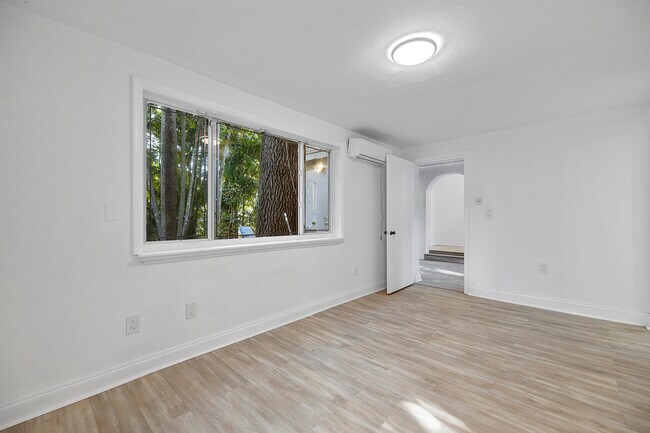 Building Photo - 1139 Venetia Ave
