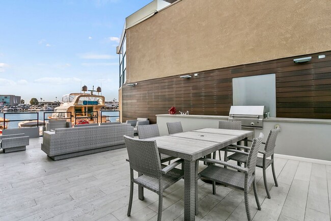 Building Photo - Gorgeous Fully Furnished Luxury Studio Hom...