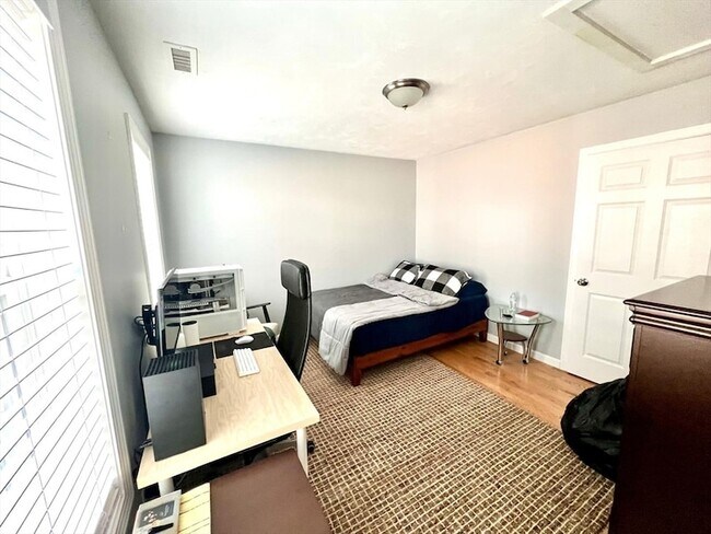 Building Photo - 129 Quinapoxet St