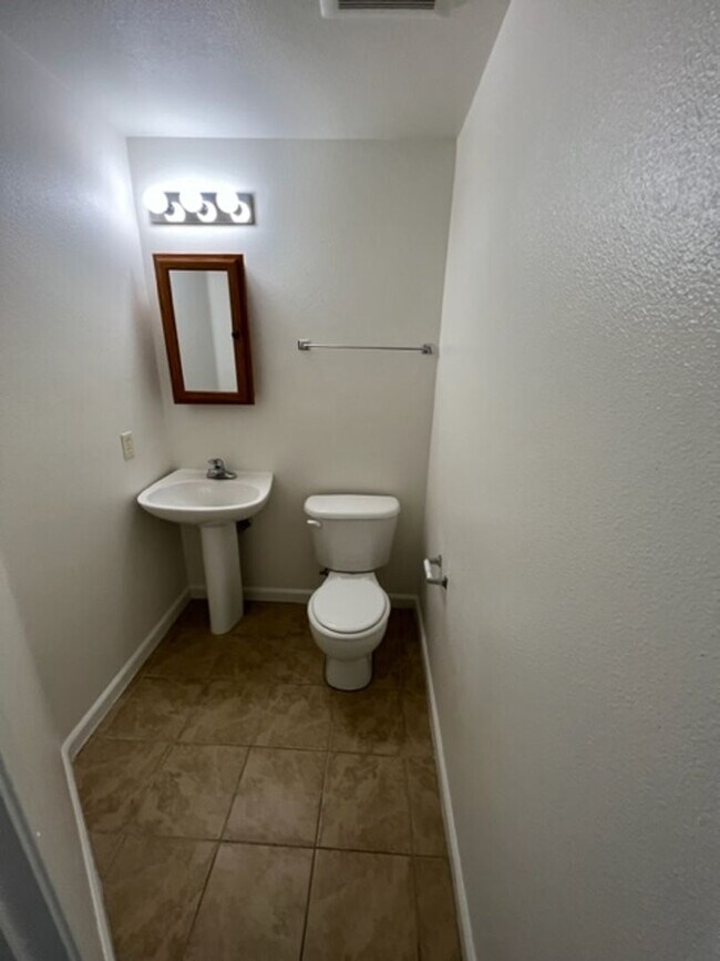 Building Photo - 710-710 Cedar St