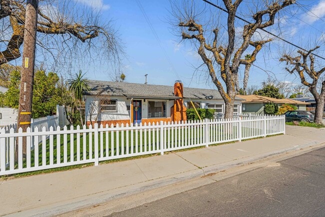 Building Photo - 1415 W Roseburg Ave