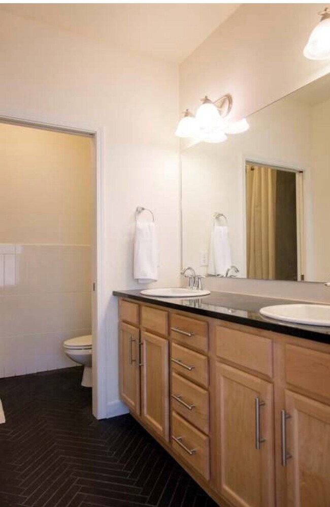 Building Photo - 2310 Elliott Ave