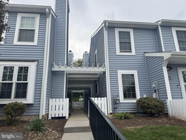 Building Photo - 35 Almond Dr
