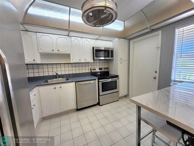 Building Photo - 3090 N Course Dr