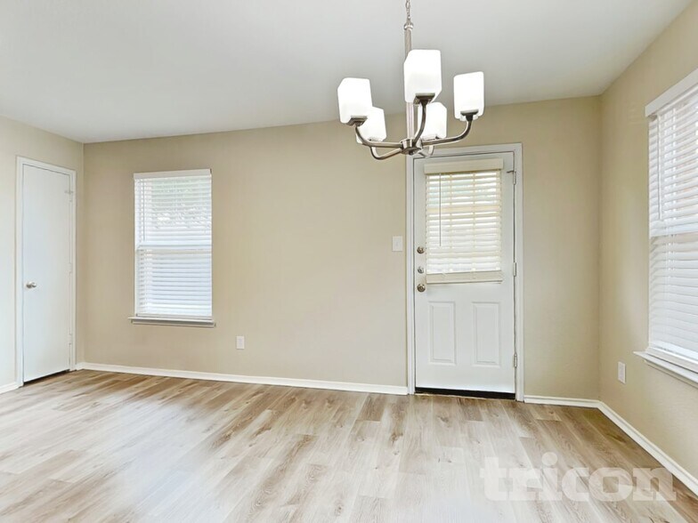 Building Photo - 5423 Sabine Ln