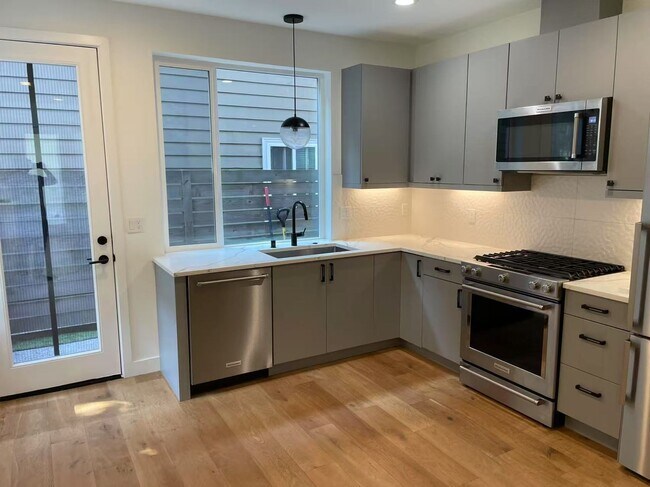 Building Photo - Nice 2-bed, 2-bath townhouse near Green La...