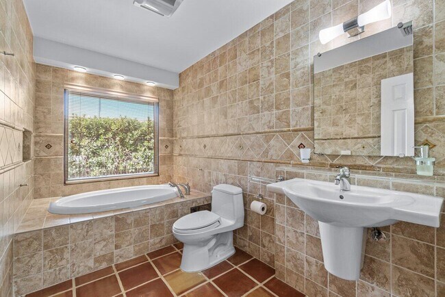 Building Photo - 2598 NW 27th St