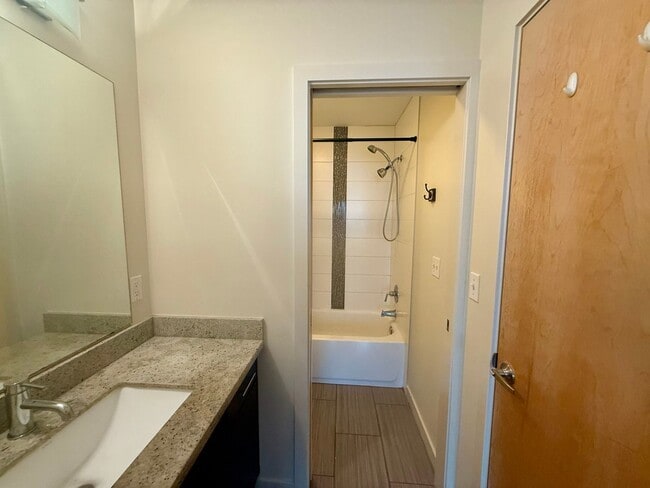 Building Photo - Columbia City Townhome