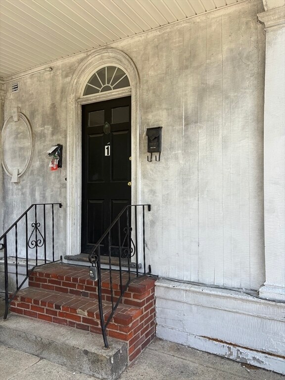 Building Photo - 215 W Elm St