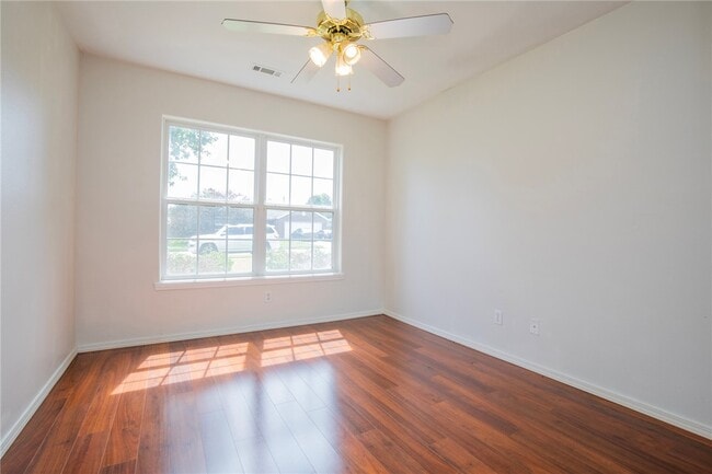 Building Photo - 902 SW Sandrock Rd