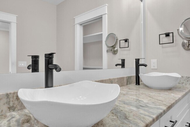 Building Photo - Modern 3 Bedroom Townhome!!