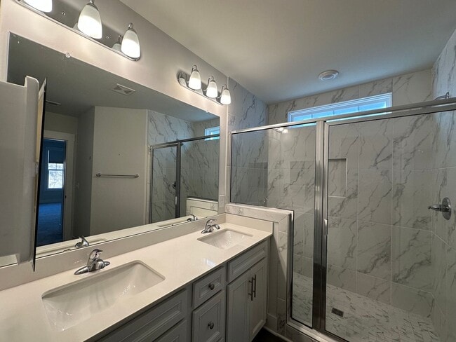 Building Photo - 521 Robinwood Pl