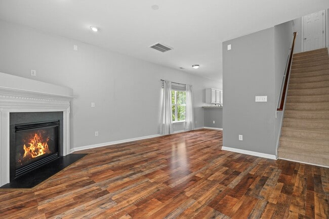 Building Photo - End-unit 2 Bedroom Townhome