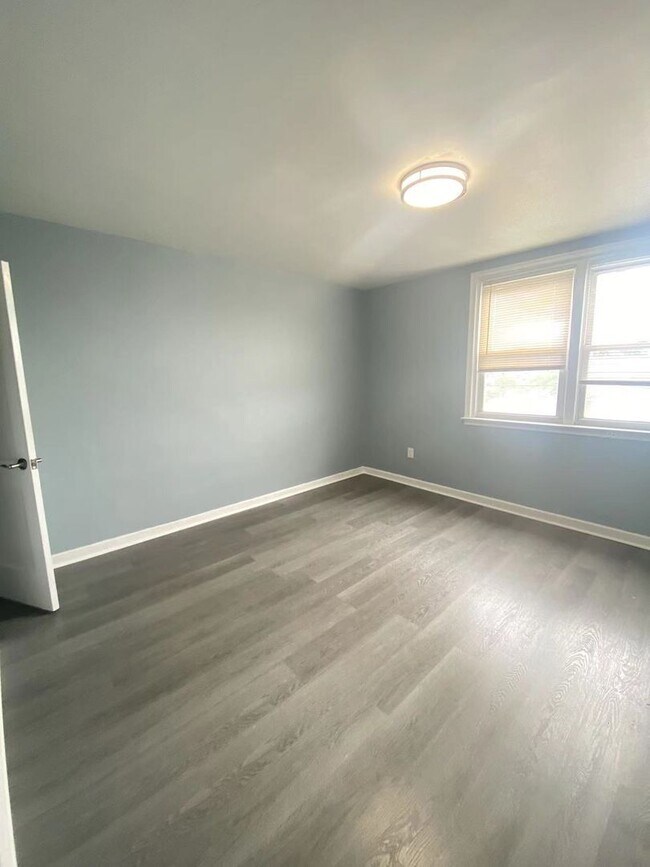 Building Photo - 3 Bedroom and 1 bathroom Row House Availab...