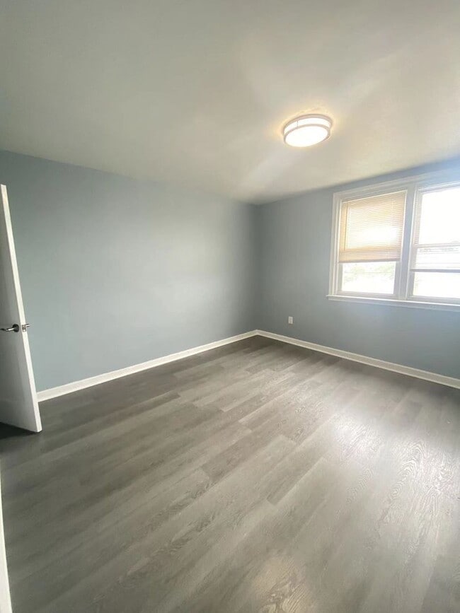 Building Photo - 3B1B Row House Available Sep 1st