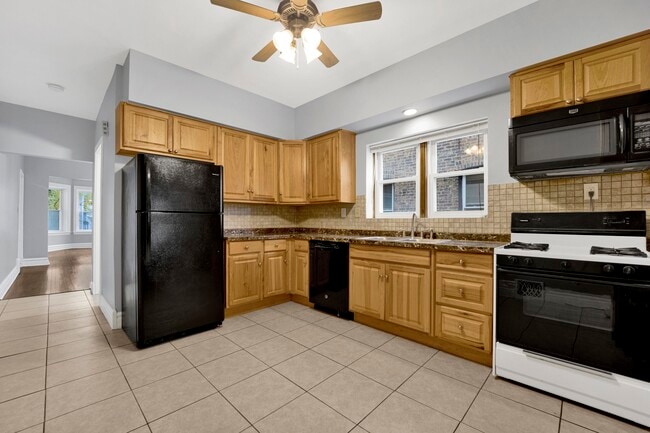 Building Photo - 5015 W Montrose Ave