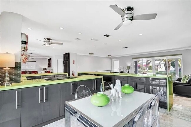 Building Photo - 2830 NE 55th St