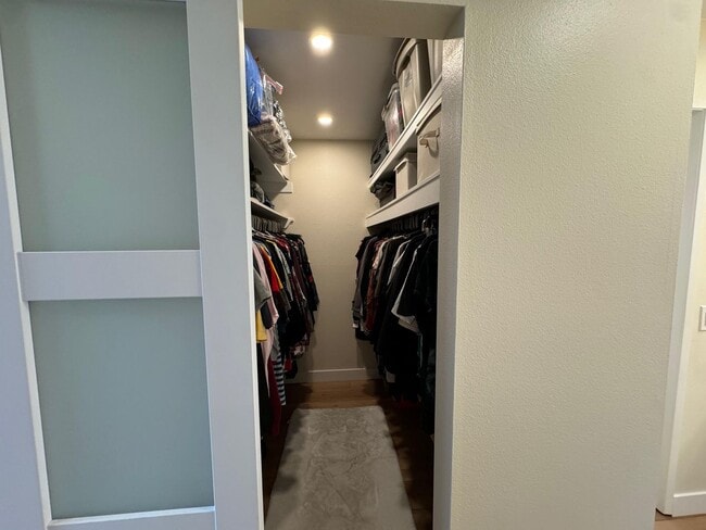 Building Photo - Move in ready Condo!