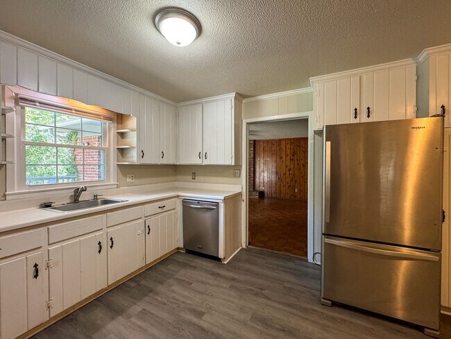 Building Photo - 6402 Fenwick Pl