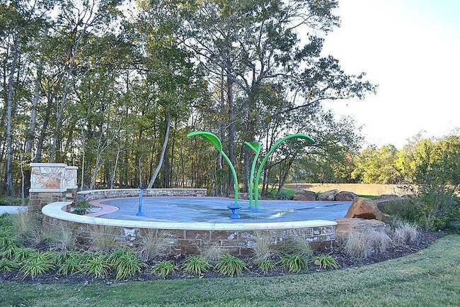 Building Photo - 15919 Golf Club Dr