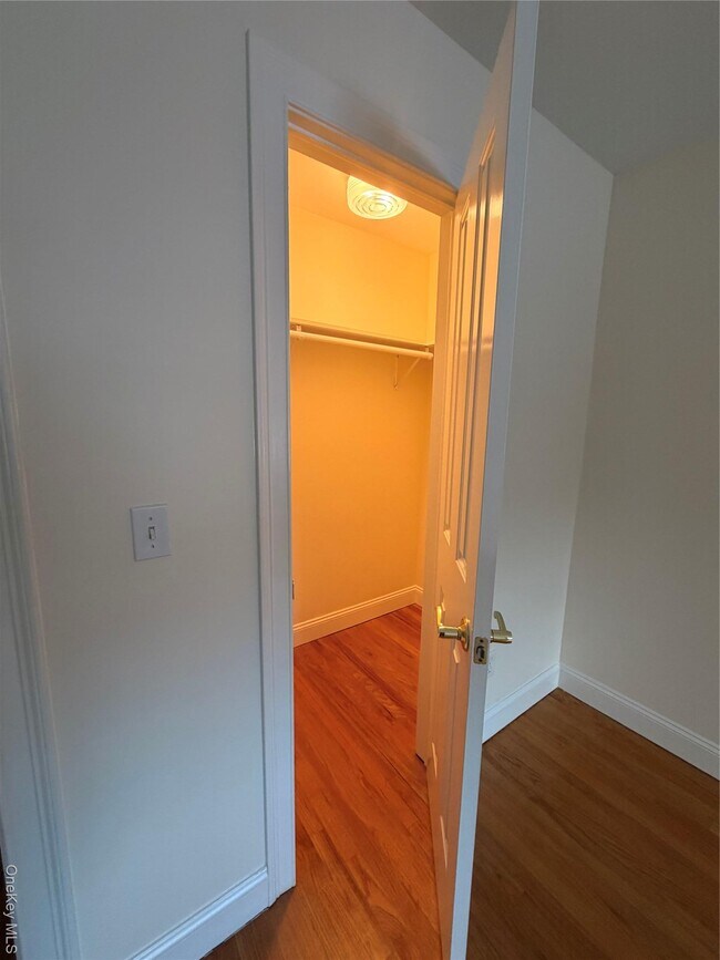 Building Photo - 4 Lloyd Point Dr