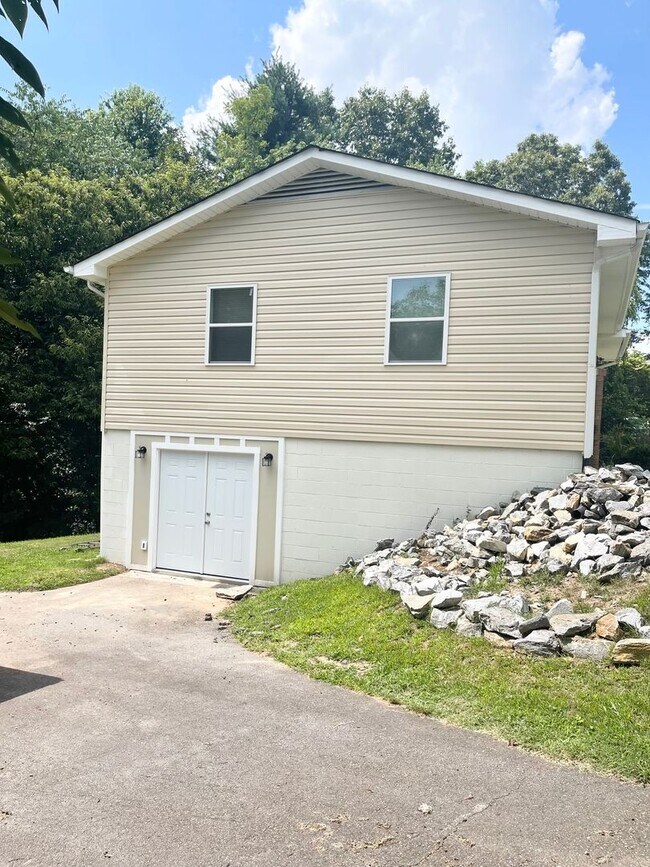 Building Photo - Adorable 3 bedroom 2 bath, great Candler l...