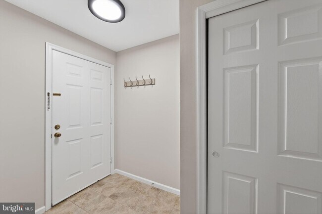 Building Photo - 933 Washington Pl