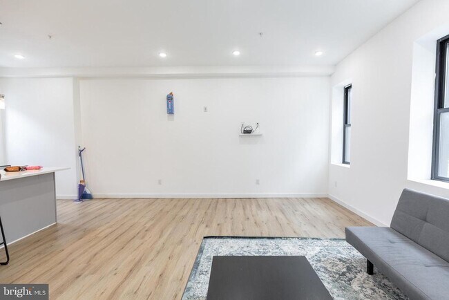 Building Photo - 3945 Lancaster Ave