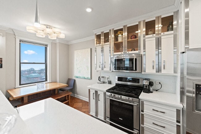 Building Photo - 2000 N Lincoln Park W