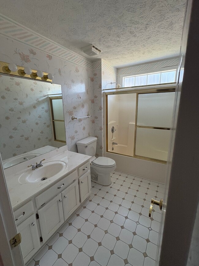 Building Photo - 886 Castlewood Dr