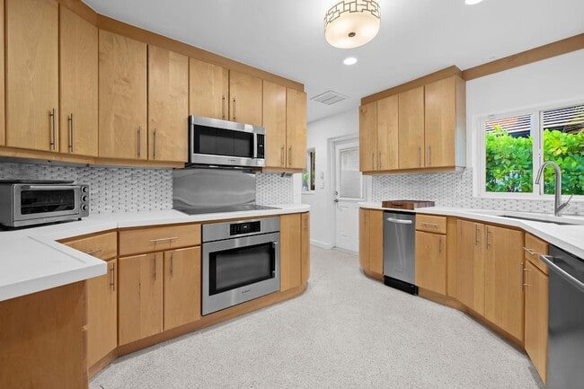 Building Photo - 2809 NE 25th St