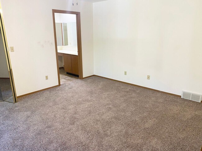 Building Photo - 4-Plex Located