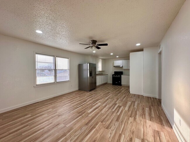 Building Photo - 3120 Chestnut Ave