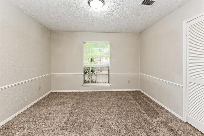 Building Photo - 16911 Memorial Oaks Ln