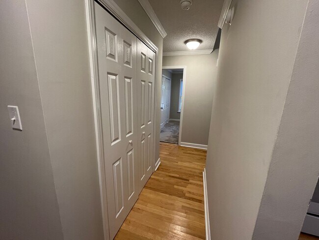 Building Photo - Charming 3-Bedroom Ranch