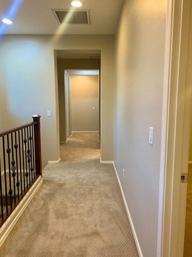 Building Photo - MOVE IN SPECIALS !! 4BD 3BA in South Tempe...